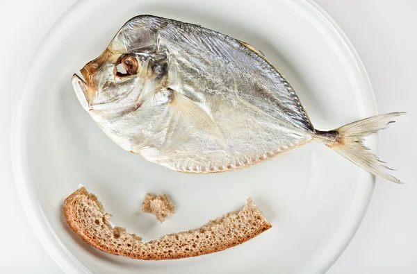 Solené moonfish s kůrku chleba na bílé desce — Stock fotografie