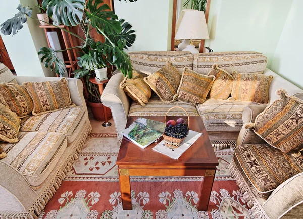 バロック様式の家具と古典的な応接室のインテリアの一部 — ストック写真
