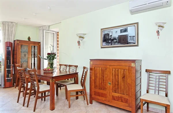 Interieur van de eetkamer met klassieke houten meubels — Stockfoto