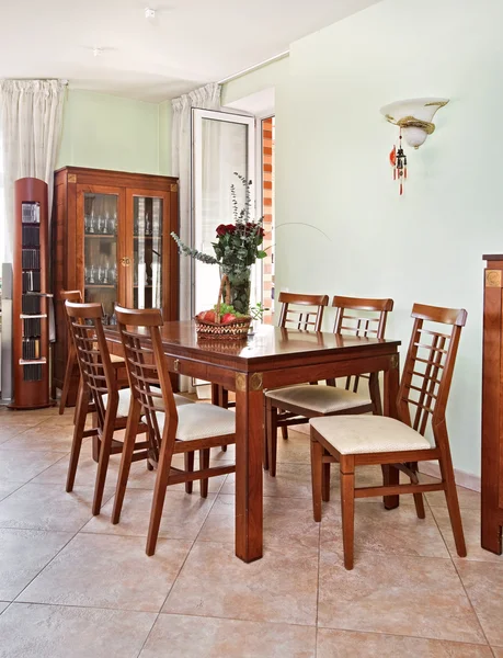 Intérieur de la salle à manger avec meubles en bois classiques — Photo