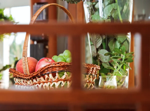 Composição com cesta de frutos e flores em um vaso — Fotografia de Stock