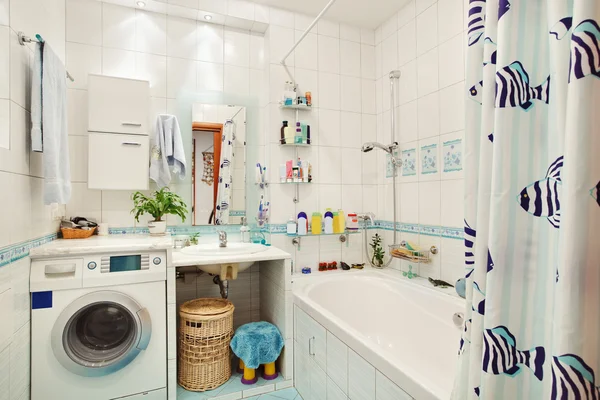 Moderno banheiro pequeno em cores azuis vista de ângulo largo — Fotografia de Stock