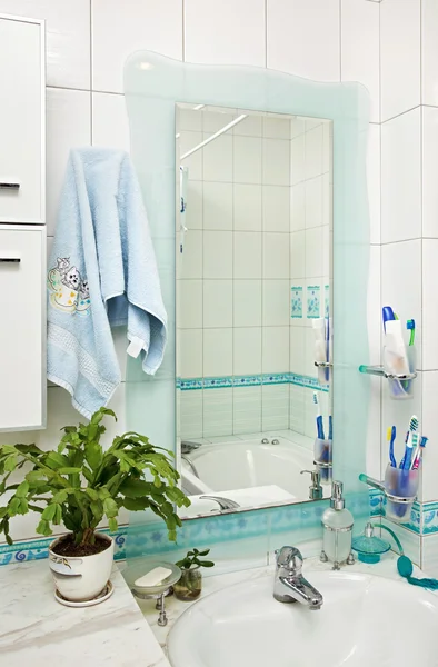 Součástí interiéru malé moderní koupelnu zrcadlem — Stock fotografie