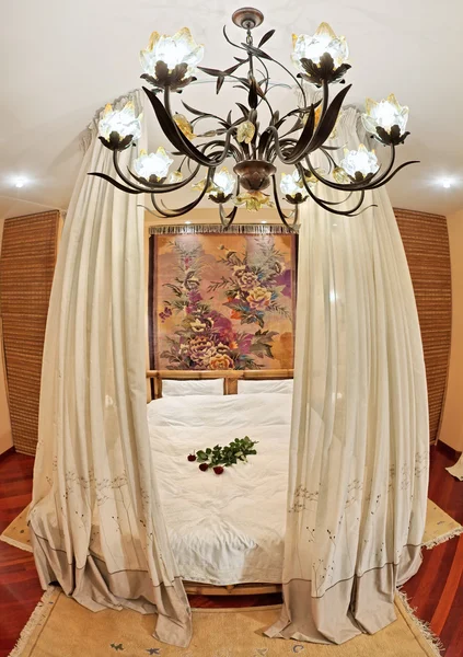 Спальня в средневековом стиле с балдахином под широким углом — стоковое фото
