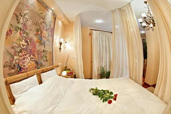 Dormitorio de estilo medieval con cama con dosel en amplia vista angular —  Fotos de Stock