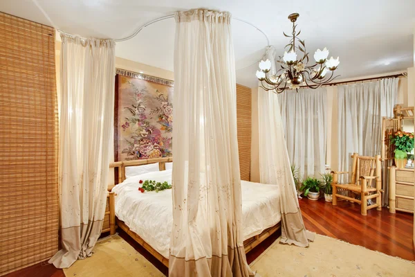 Dormitorio de estilo medieval con cama con dosel en amplia vista angular — Foto de Stock
