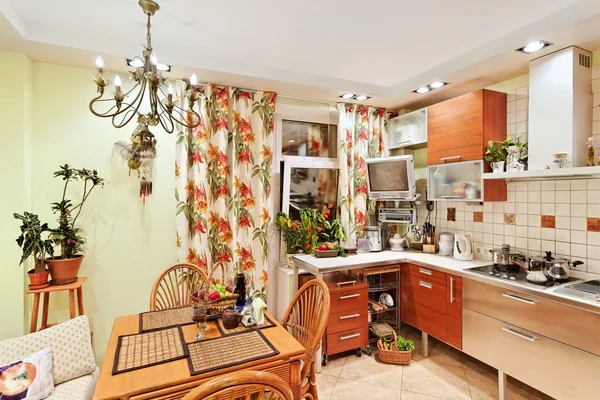 Кухня интерьера с деревянной мебелью и много посуды — стоковое фото