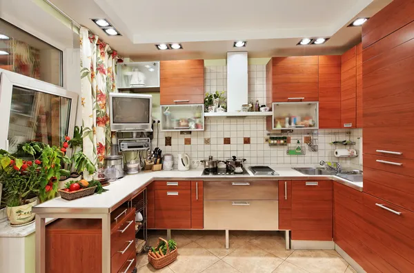 Кухня интерьера с деревянной мебелью и много посуды — стоковое фото