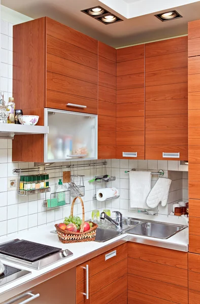 Parte del interior de la cocina con muebles de madera y lavabo —  Fotos de Stock
