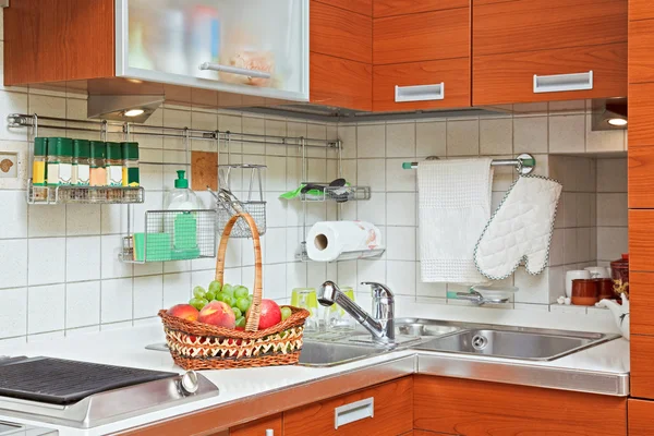 Kuchnia wnętrza z drewnianymi meblami i umywalka — Zdjęcie stockowe