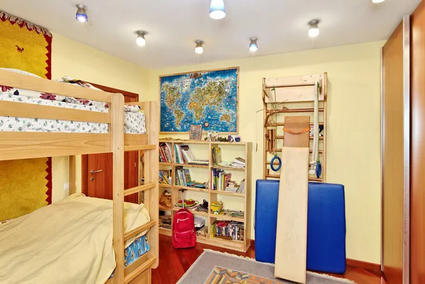 幼儿园室内，两高木制床 — 图库照片