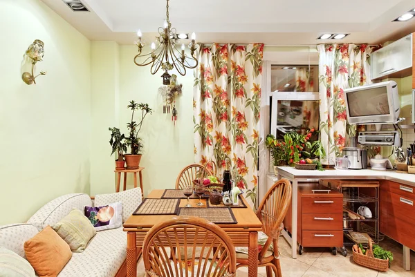 Interiér kuchyně s dřevěným nábytkem a mají mnoho náčiní — Stock fotografie