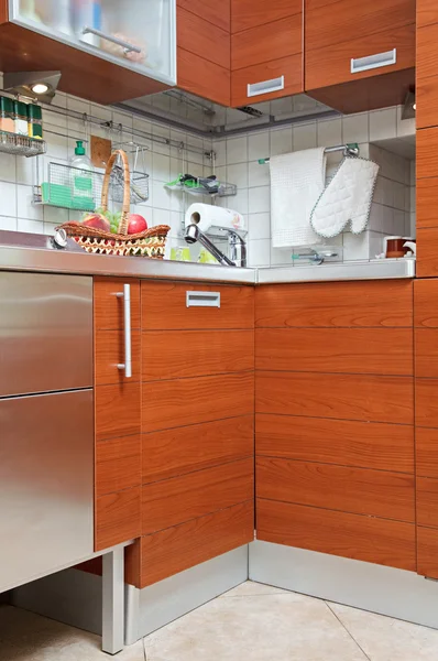 Parte del interior de la cocina con muebles de madera y lavabo —  Fotos de Stock