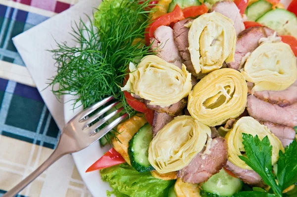 Salad with artichoke, meat and greens — Stock Photo, Image