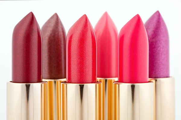 Veelkleurige kleur lippenstiften gerangschikt in twee lijnen geïsoleerd op w — Stockfoto