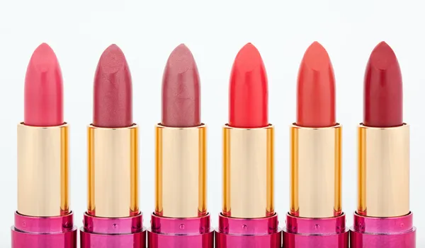 Veelkleurige kleur lippenstiften gerangschikt in lijn geïsoleerd — Stockfoto