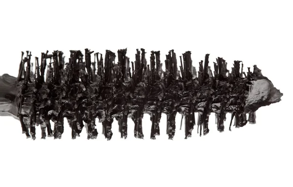 Schwarzer Mascara-Pinsel isoliert auf weißem Makro — Stockfoto