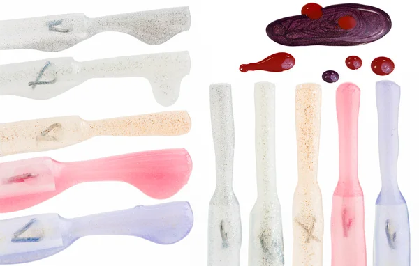 Conjunto de escovas de verniz de unhas multicoloridas e gotas isoladas — Fotografia de Stock