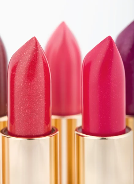Veelkleurige kleur lippenstiften gerangschikt in twee lijnen geïsoleerd — Stockfoto