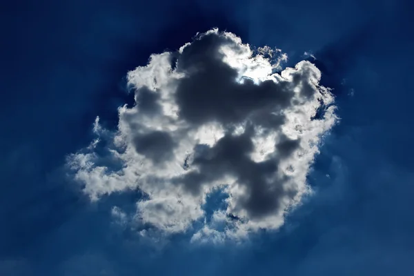 Chmury Cumulus z promienie słońca na tle błękitnego nieba — Zdjęcie stockowe