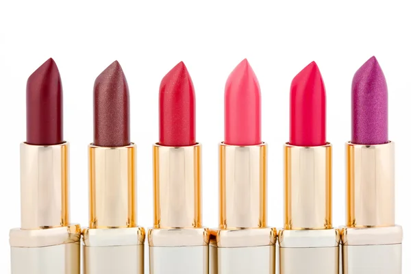 Veelkleurige kleur lippenstiften gerangschikt in lijn geïsoleerd — Stockfoto