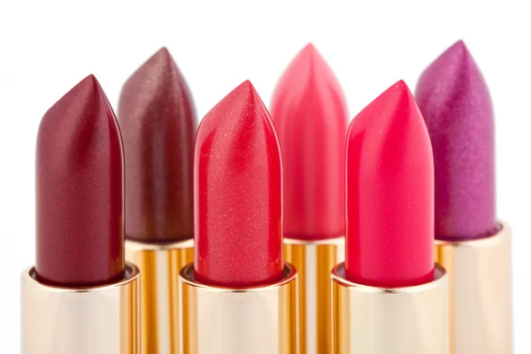 Veelkleurige kleur lippenstiften gerangschikt in twee lijnen — Stockfoto