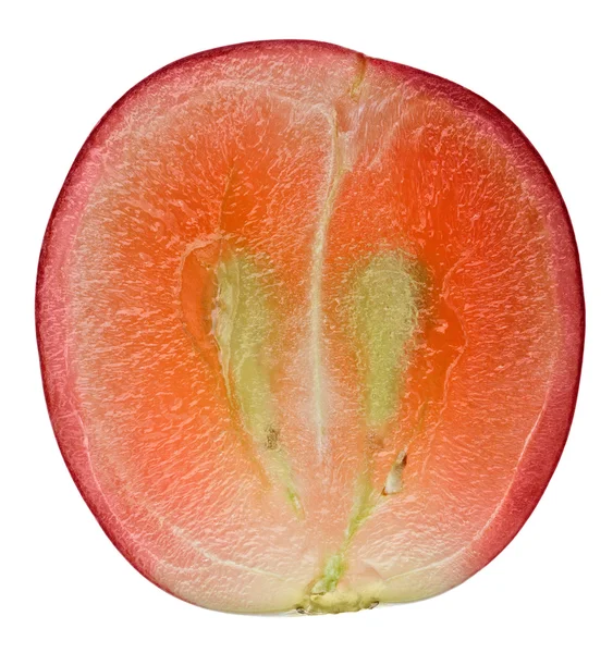 Fatia translúcida de fruta de uva vermelha, macro isolada em branco — Fotografia de Stock