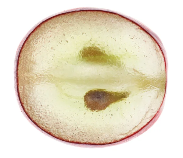 Kawałek przezroczystego czerwone owoce winogron, makro na białym tle — Zdjęcie stockowe