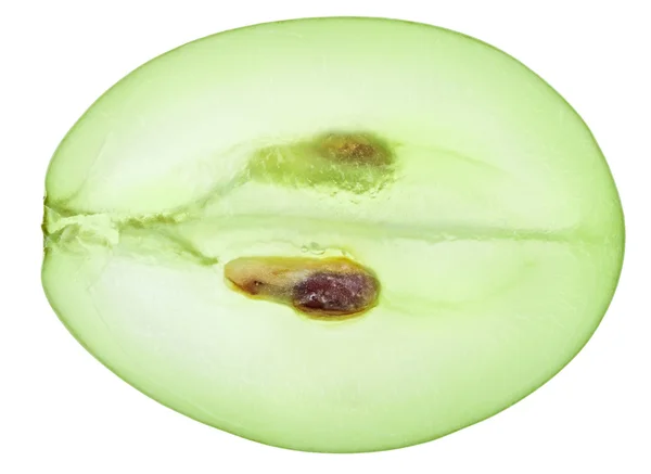 Potongan transparan buah anggur hijau, makro diisolasi pada warna putih — Stok Foto