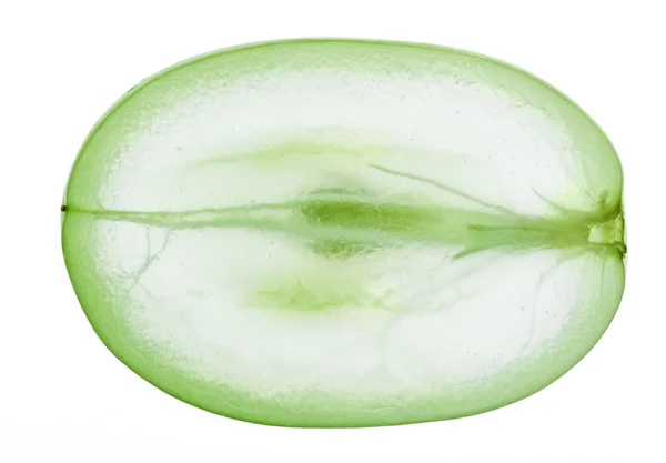 Rebanada translúcida de fruta de uva verde, macro aislada en blanco —  Fotos de Stock