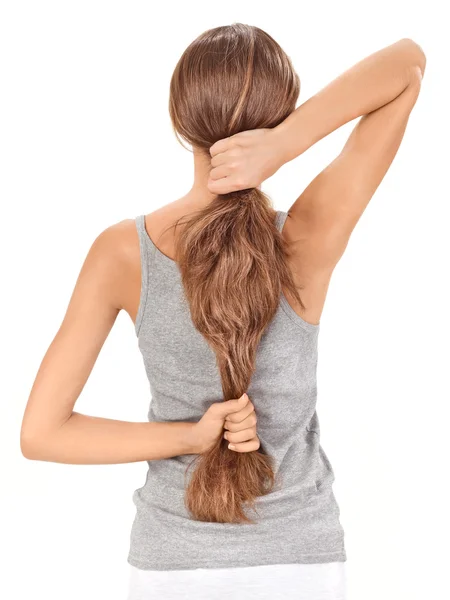 Morena senhora segurando cabelos longos, vista de trás isolado o — Fotografia de Stock