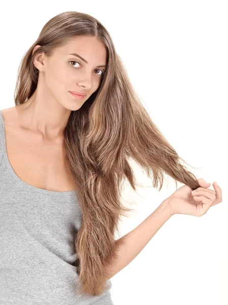 Jonge brunette mooie dame spelen met lange haren op wit — Stockfoto