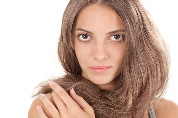 長い毛を持つ若い女性の顔のスタジオ ポートレート ツイスト ラウンド — ストック写真