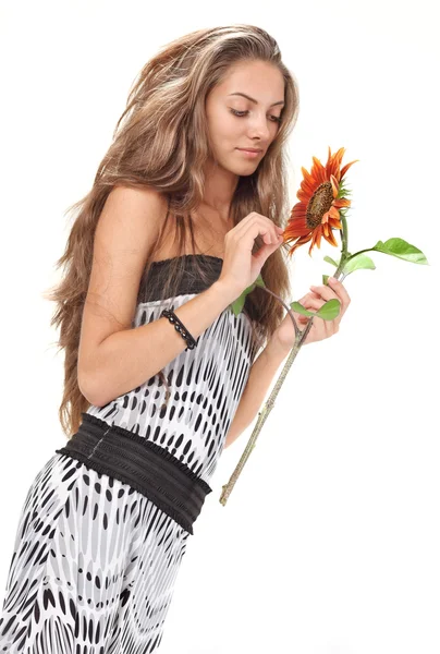 Krásná mladá dívka s dlouhými vousy drží slunečnice na bílém pozadí — Stock fotografie