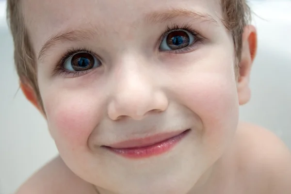 Kis gyermek mosolyogva — Stock Fotó