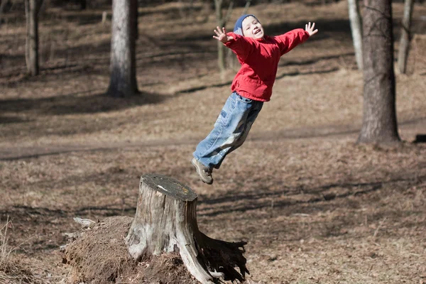 Pequeño niño saltando —  Fotos de Stock