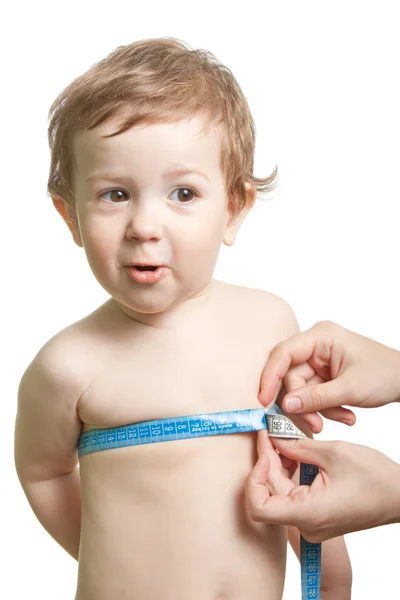 Измерение ребенка — стоковое фото