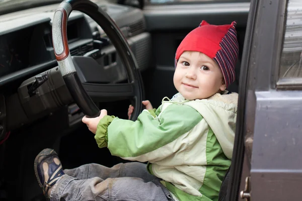 운전 하는 아이 — 스톡 사진
