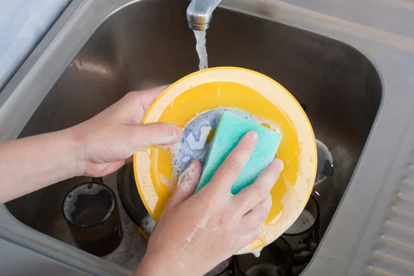 Мытье посуды — стоковое фото