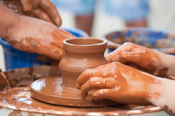 粘土の陶工の手 — ストック写真