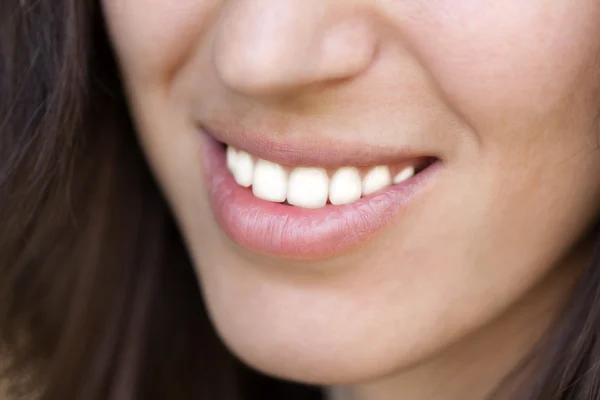 Женские зубы улыбаются — стоковое фото