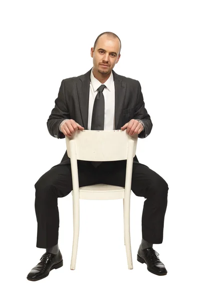 Adam sandalyede oturmak — Stok fotoğraf