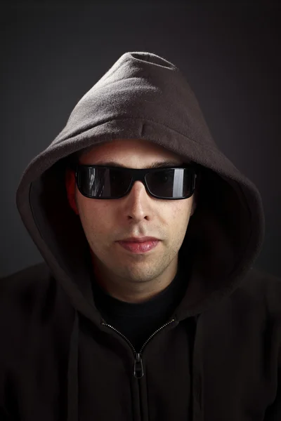 Mann mit Kapuzenpulli und Brille — Stockfoto
