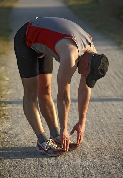 El hombre calienta antes de correr —  Fotos de Stock