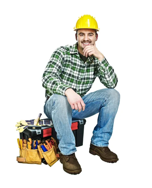 Jeune homme à tout faire assis sur la boîte à outils — Photo