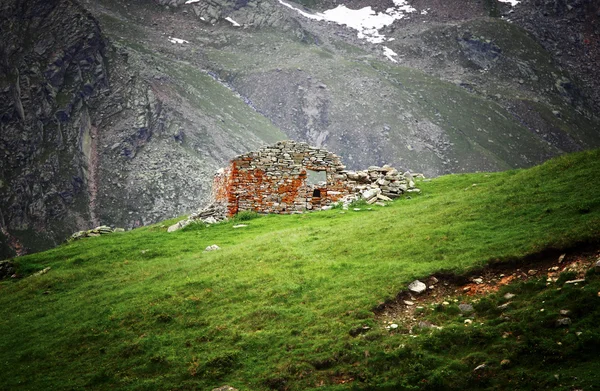 Shelter ruin on alps — Stock Photo, Image