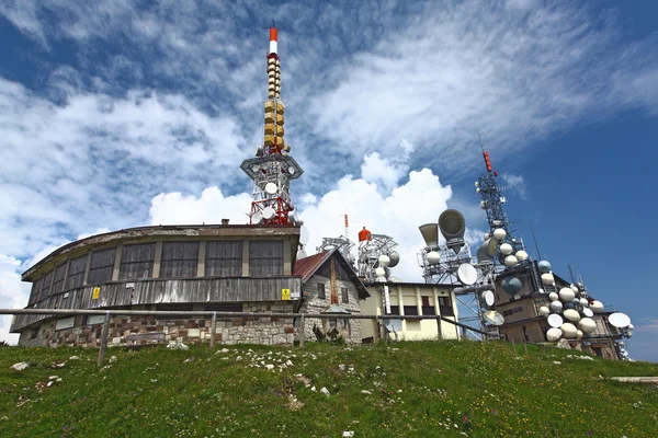 Antenne tv station op berg — Stockfoto