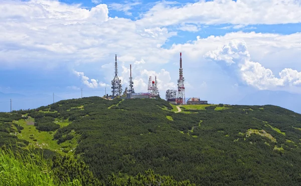 Antenne tv station op berg — Stockfoto