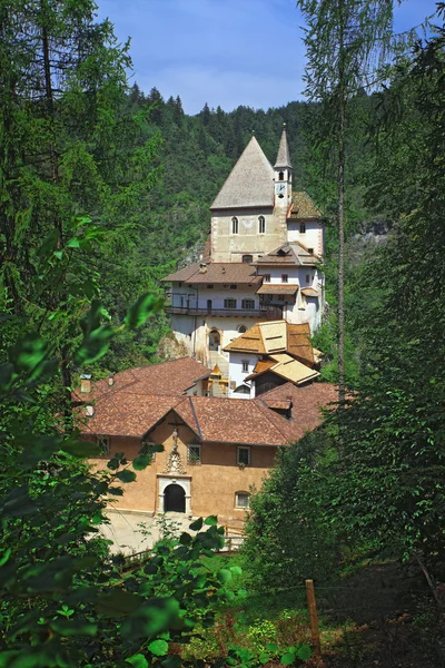 San Romedius kerk op Alpen — Stockfoto