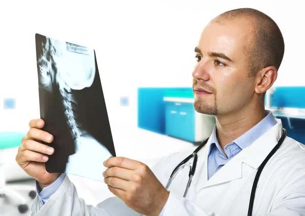 Médico joven con rayos X — Foto de Stock